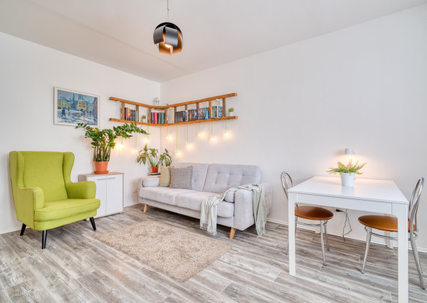 Na prenájom zariadený 2-izbový byt v centre Malaciek