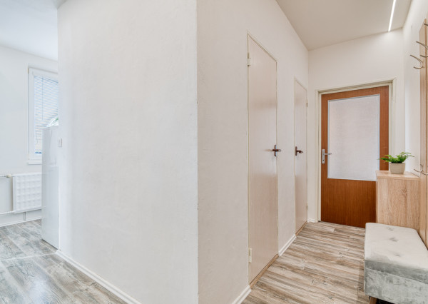 Na prenájom zariadený 2-izbový byt v centre Malaciek