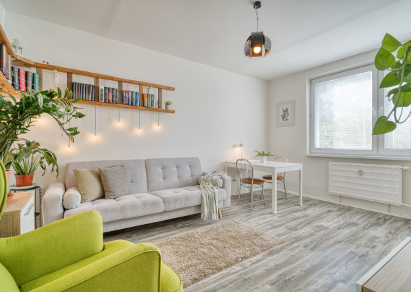 Na prenájom zariadený 2-izbový byt v centre Malaciek