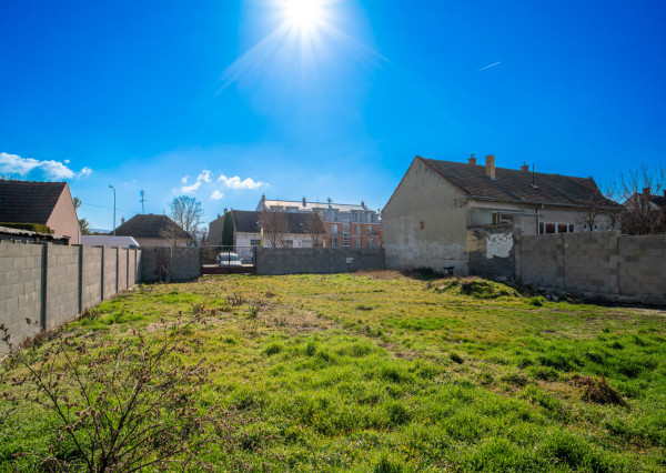 Na predaj rovinatý pozemok na výstavbu polyfunkčnej budoby v Piešťanoch