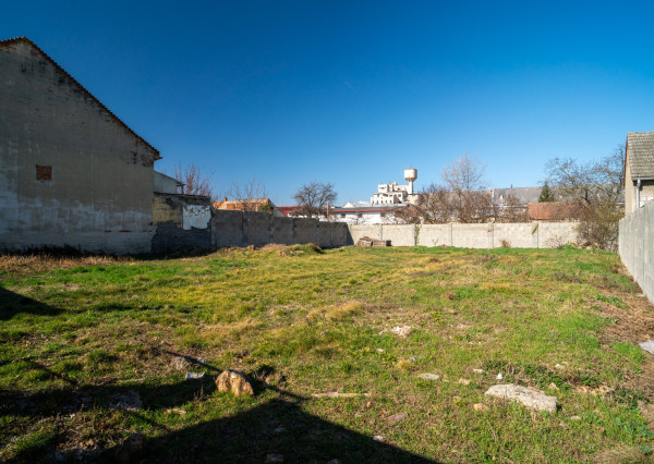 Na predaj rovinatý pozemok na výstavbu polyfunkčnej budoby v Piešťanoch