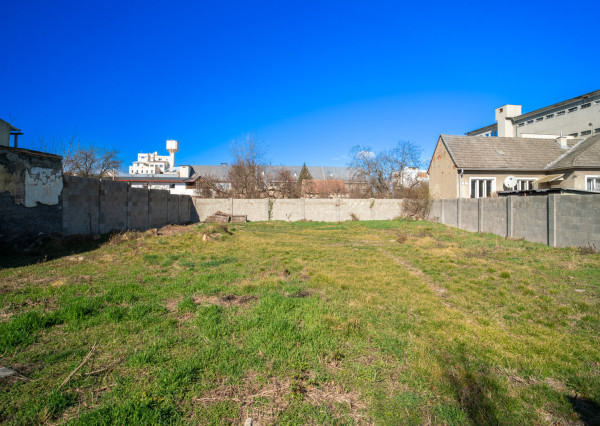 Na predaj rovinatý pozemok na výstavbu polyfunkčnej budoby v Piešťanoch