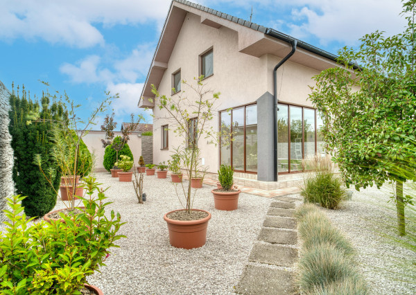 Na predaj rodinný dom s rozľahlým pozemkom v Kostolišti