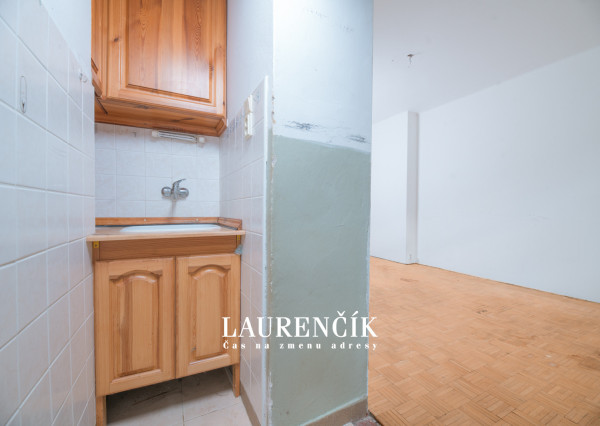 REZERVOVANÉ | 1-izbový byt v Trenčianskych Tepliciach s investičným potenciálom