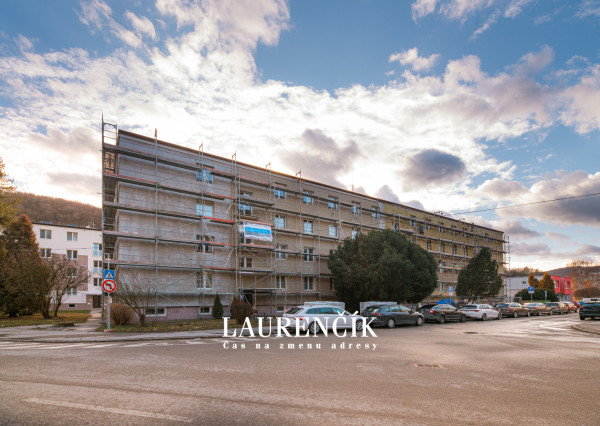 REZERVOVANÉ | 1-izbový byt v Trenčianskych Tepliciach s investičným potenciálom