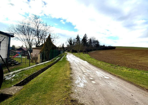 Exkluzívne na predaj  záhrada s chatkou v Bánovciach n/B