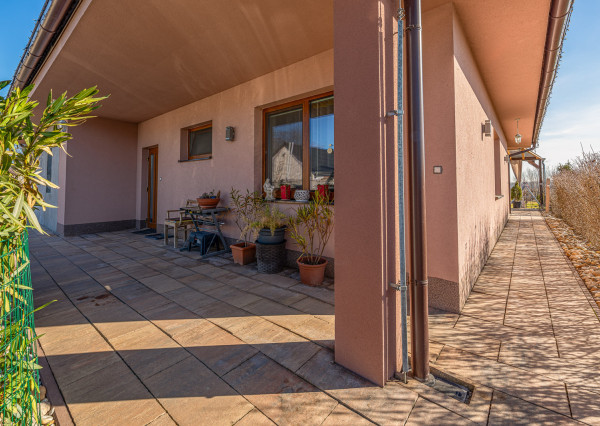 Na predaj rodinný dom s bazénom v obci Macov