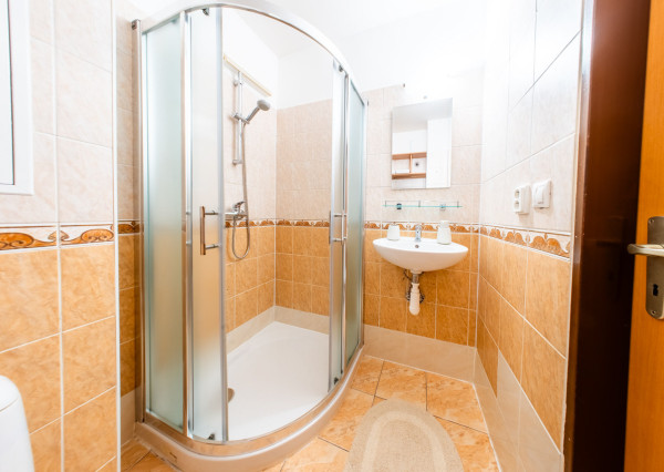 Na prenájom zariadený 2-izbový byt s parkovaním v Poprade