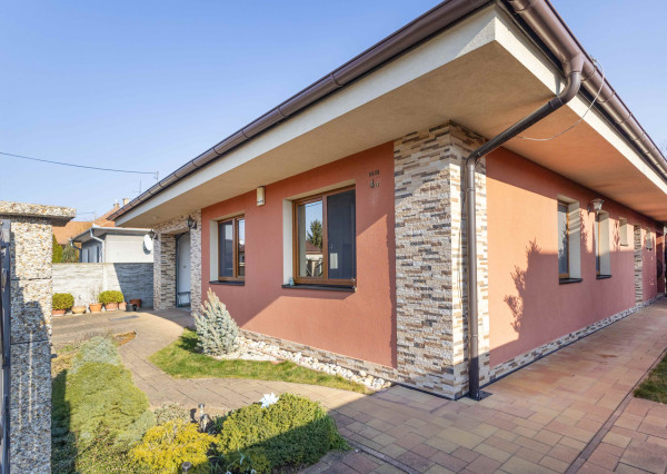 Na prenájom rodinný dom s garážou a terasou v centre Šamorína