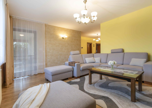 Na prenájom rodinný dom s garážou a terasou v centre Šamorína