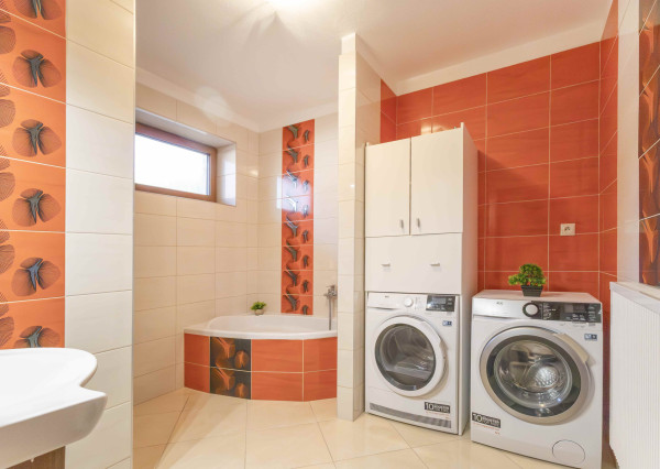 Na prenájom rodinný dom s garážou a terasou v centre Šamorína