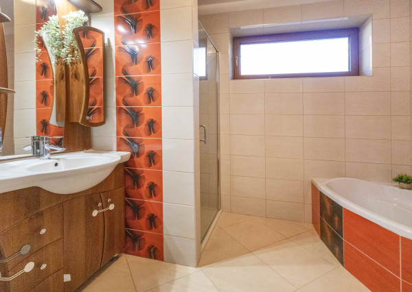 Na prenájom rodinný dom s garážou a terasou v centre Šamorína