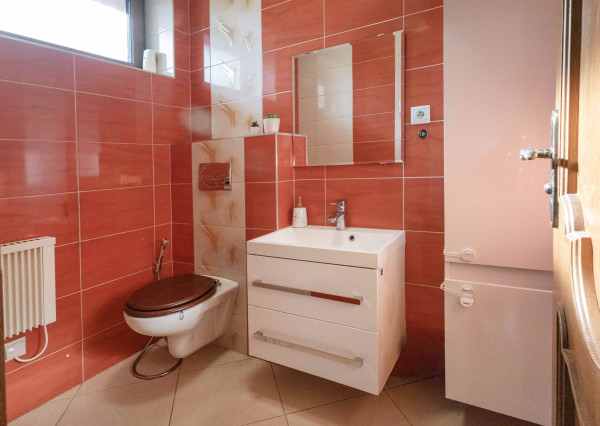 Na prenájom rodinný dom s garážou a terasou v centre Šamorína