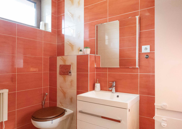 Na prenájom rodinný dom s garážou a terasou v centre Šamorína