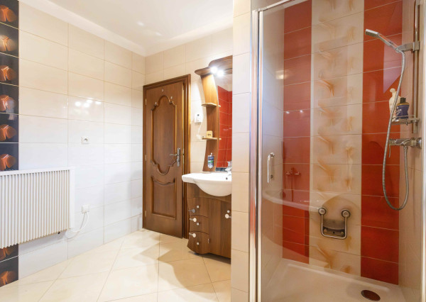 Na prenájom rodinný dom s garážou a terasou v centre Šamorína