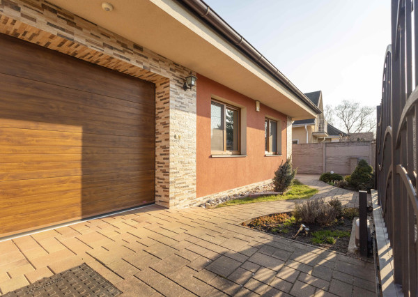 Na prenájom rodinný dom s garážou a terasou v centre Šamorína