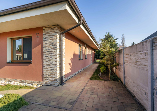 Na prenájom rodinný dom s garážou a terasou v centre Šamorína