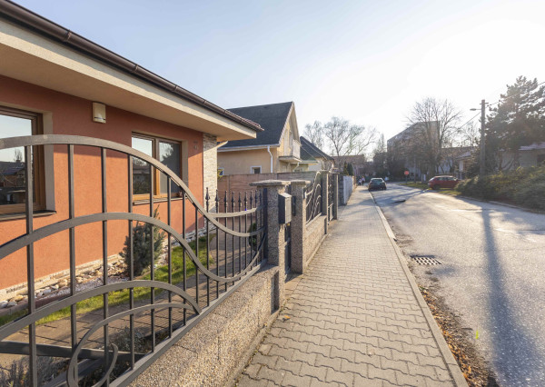 Na prenájom rodinný dom s garážou a terasou v centre Šamorína