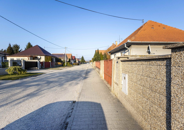 Na prenájom rodinný dom s garážou a terasou v centre Šamorína