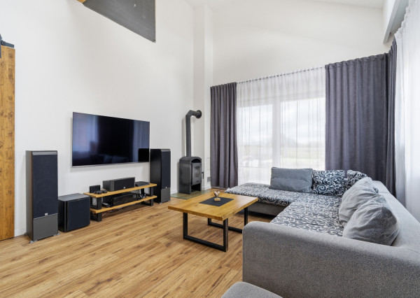 Na predaj moderný 4-izbový rodinný dom s bazénom v Bučanoch