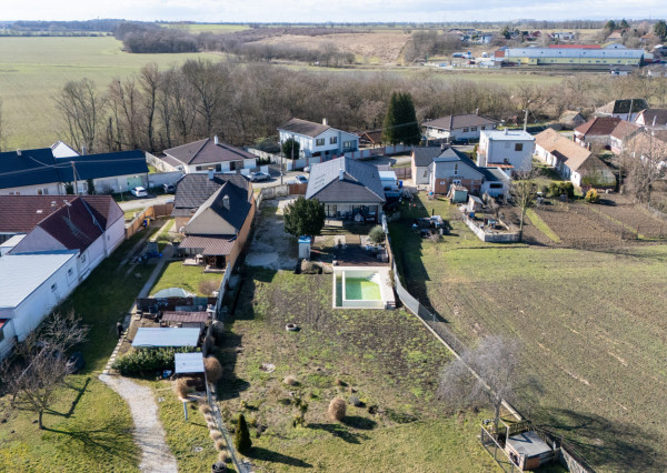 Na predaj moderný 4-izbový rodinný dom s bazénom v Bučanoch