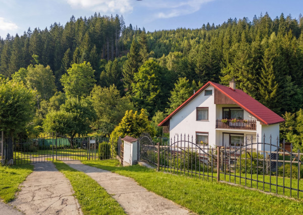 Na predaj rodinný dom s bazénom v obci Makov-Potok