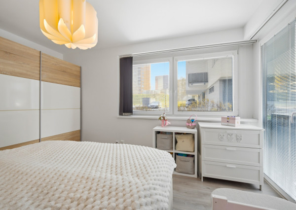 Na predaj priestranný 2-izbový byt s parkovaním v Dúbravke