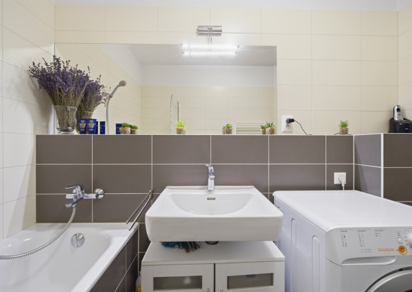 Na predaj priestranný 2-izbový byt s parkovaním v Dúbravke