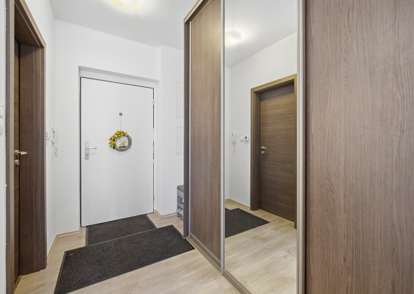 Na predaj priestranný 2-izbový byt s parkovaním v Dúbravke