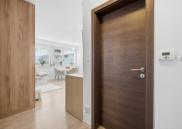 Na predaj priestranný 2-izbový byt s parkovaním v Dúbravke