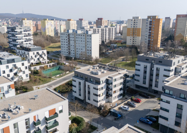 Na predaj priestranný 2-izbový byt s parkovaním v Dúbravke