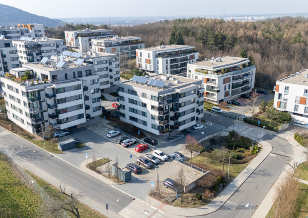 Na predaj priestranný 2-izbový byt s parkovaním v Dúbravke