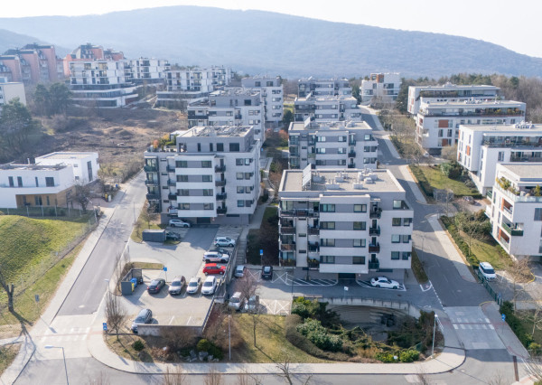 Na predaj priestranný 2-izbový byt s parkovaním v Dúbravke