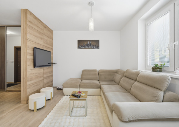 Na predaj priestranný 2-izbový byt s parkovaním v Dúbravke