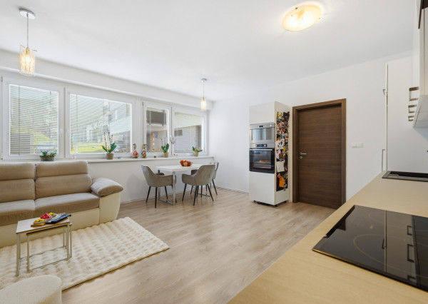 Na predaj priestranný 2-izbový byt s parkovaním v Dúbravke