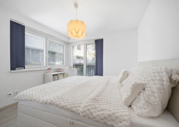 Na predaj priestranný 2-izbový byt s parkovaním v Dúbravke