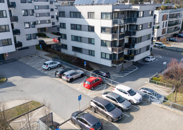 Na predaj priestranný 2-izbový byt s parkovaním v Dúbravke