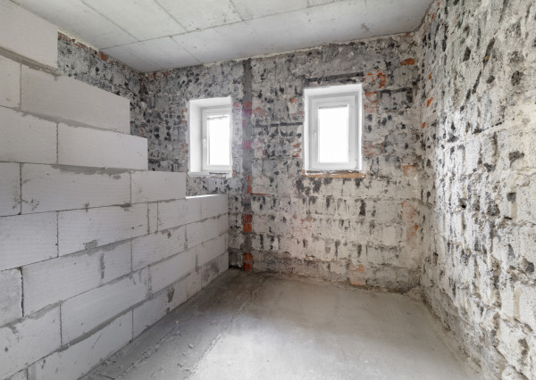 Rozostavaný dom na dokončenie podľa seba s veľkým pozemkom