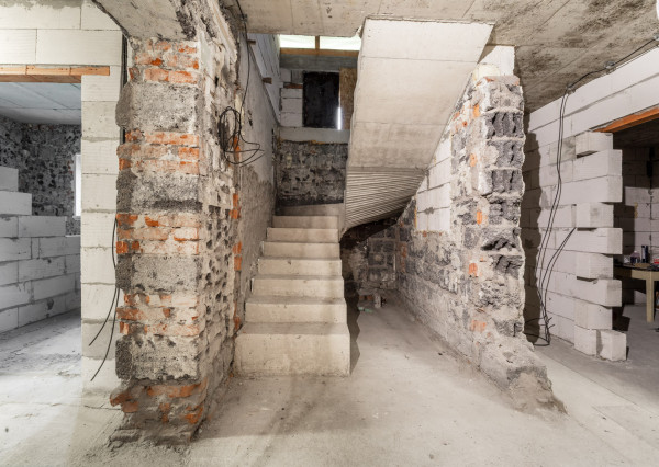 Rozostavaný dom na dokončenie podľa seba s veľkým pozemkom