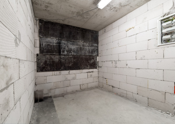 Rozostavaný dom na dokončenie podľa seba s veľkým pozemkom