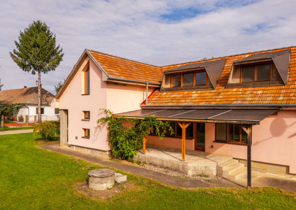 Na predaj priestranný rodinný dom s veľkým pozemkom v Loku pri Leviciach