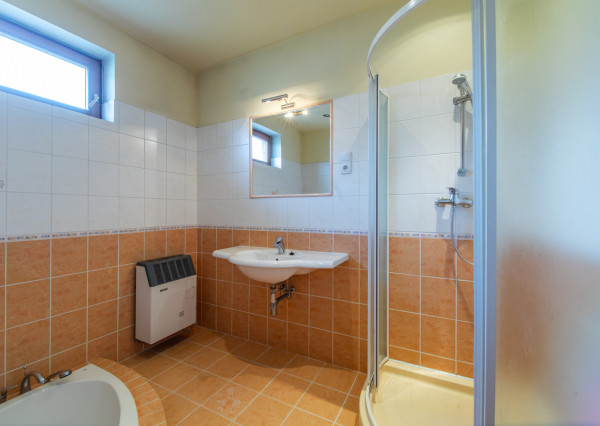 Na predaj priestranný rodinný dom s veľkým pozemkom v Loku pri Leviciach