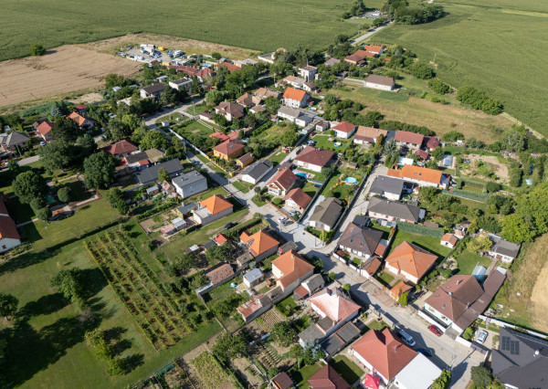 Na predaj zariadený dvojpodlažný rodinný dom kúsok od Serede