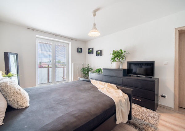 Na prenájom 2-izbový byt s balkónom vo Veľkých Levároch