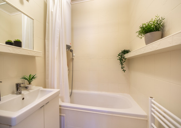 Na prenájom 2-izbový byt s balkónom vo Veľkých Levároch