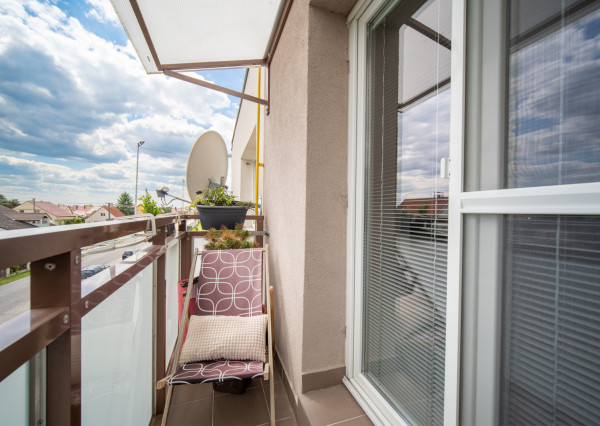 Na prenájom 2-izbový byt s balkónom vo Veľkých Levároch