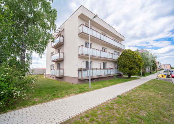 Na prenájom 2-izbový byt s balkónom vo Veľkých Levároch