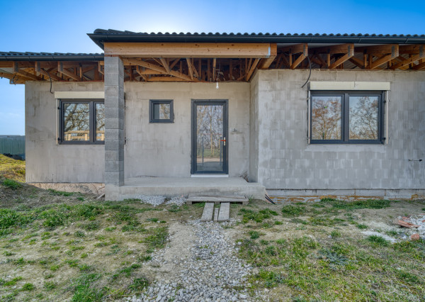 Na predaj rozostavaný rodinný dom v Moste pri Bratislave