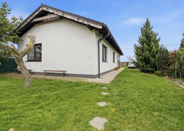 Na predaj rodinný dom s veľkorysým pozemkom v obci Kyselica