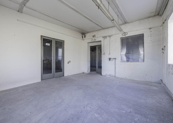 Na predaj výrobná hala s administratívnou časťou pri Lučenci